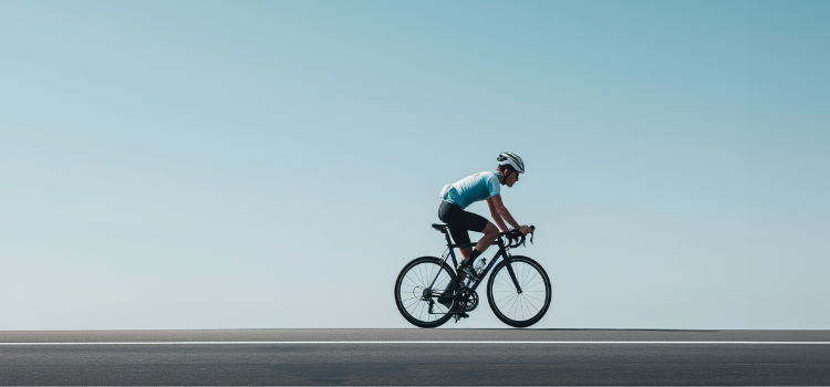 Cycliste sur route adoptant une bonne posture pour prévenir les blessures
